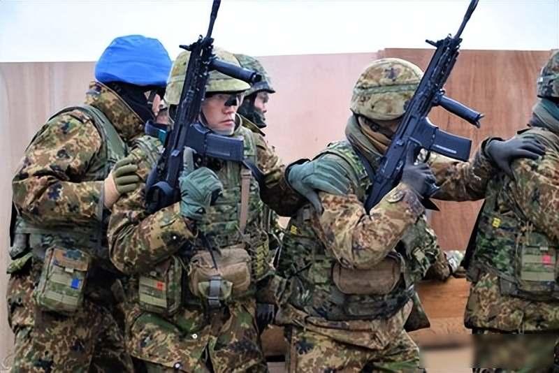 福建舰空甲板过台海，台军却下令遇袭可直接开火，是谁在推波助澜…