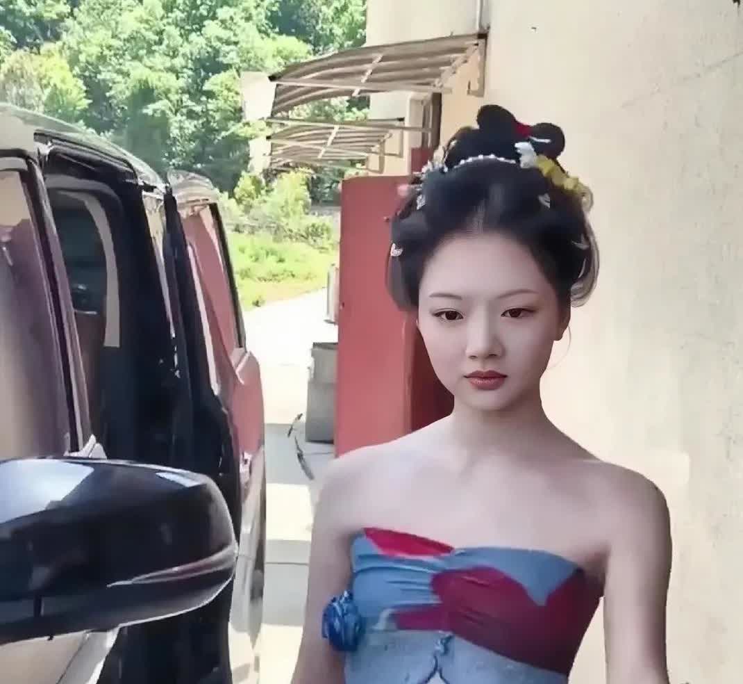 任敏的脸型太吃亏了，瘦成一片了但上镜还是达不到大家要求​