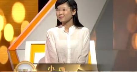 山东17岁贫困女孩，被45岁陌生男子资助上学，男子待她如亲生。4年后，女孩大学毕