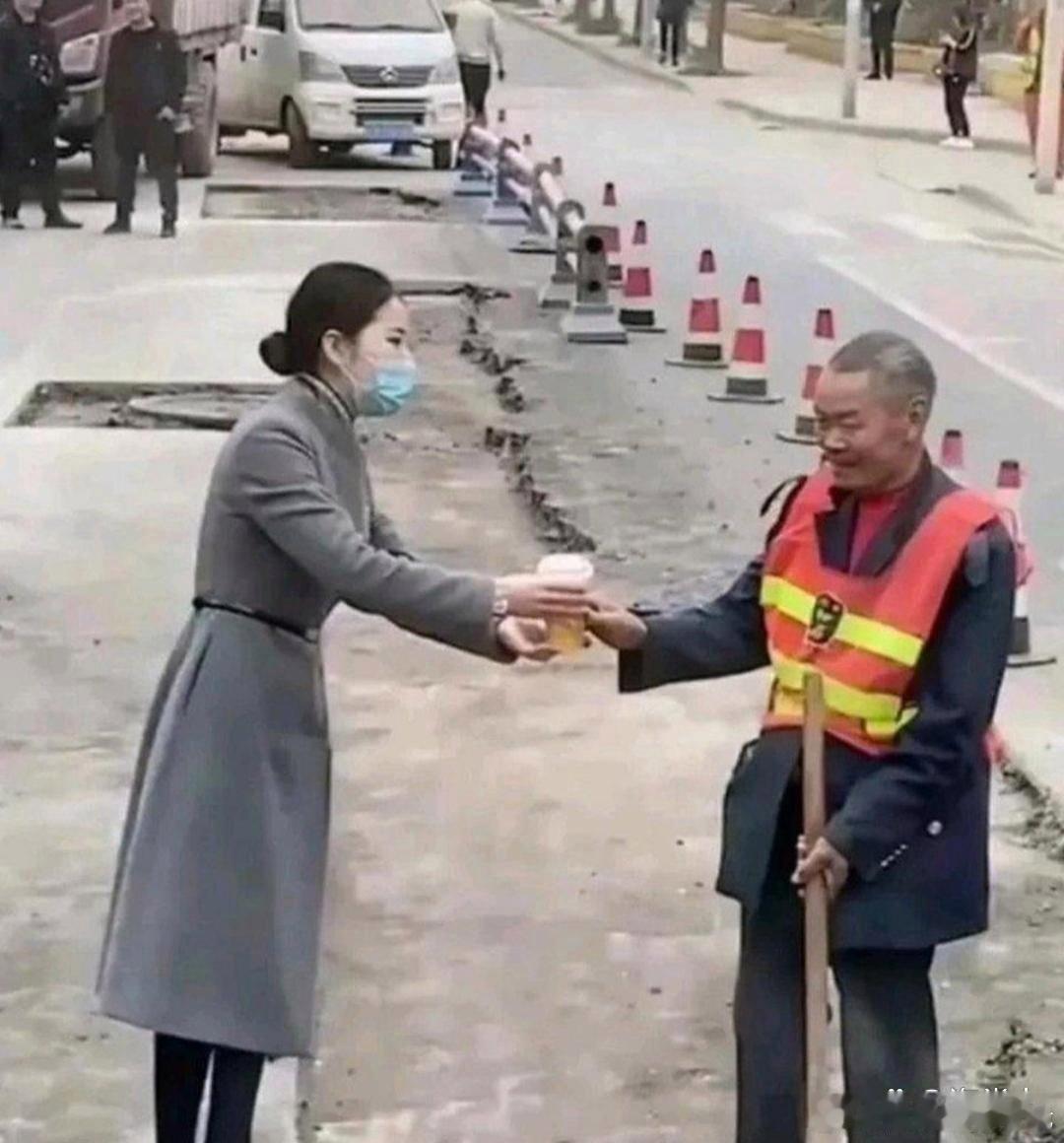 第一张图感动，第二张图恶心到了​​​