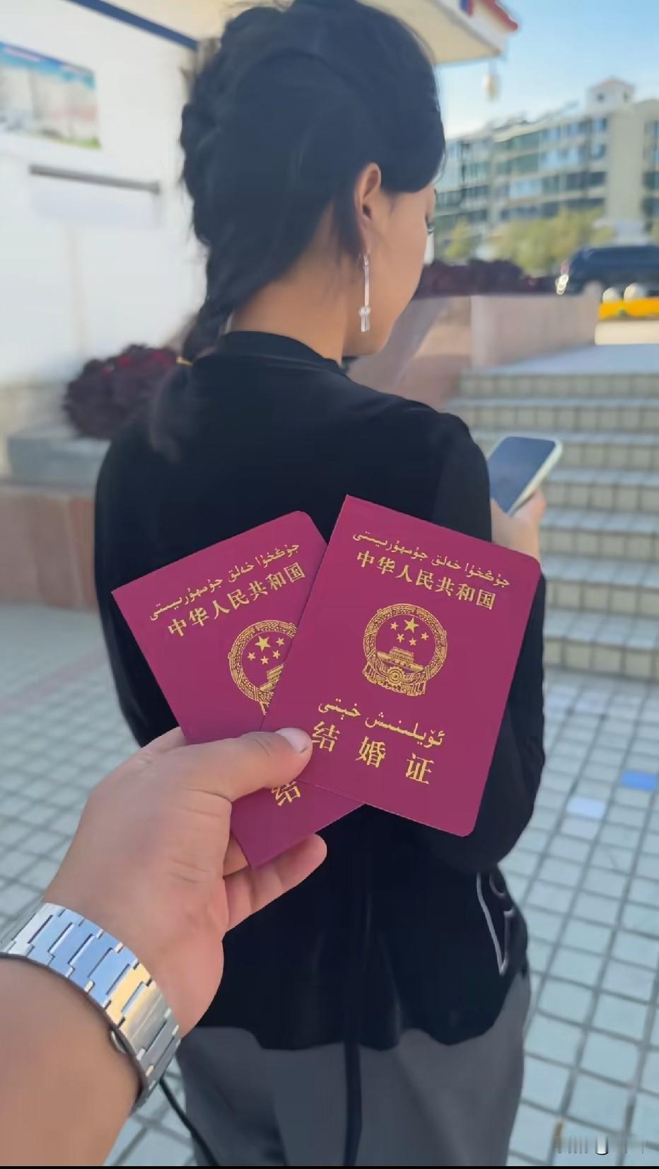 如果猜得没错，下午又领了两本
