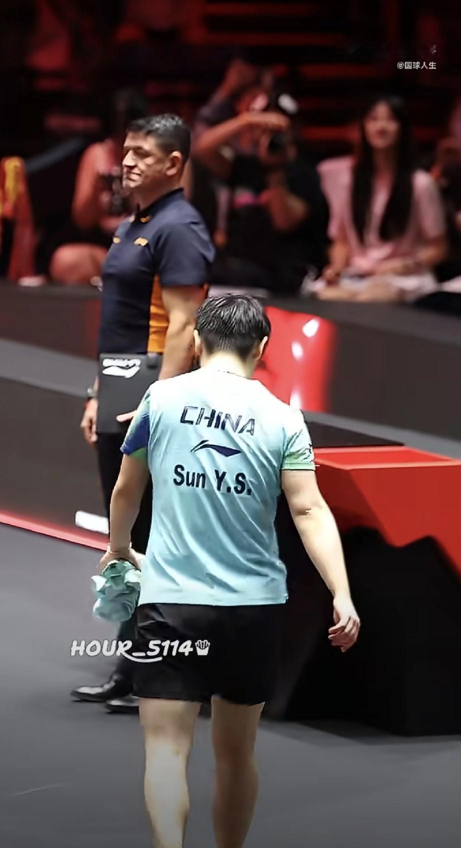 孙颖莎也有比不上你的地方啊[捂脸哭]，虽然孙颖莎打球几乎是场场必胜，连续两三年稳