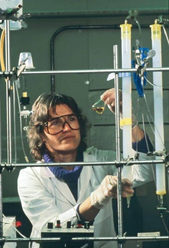 1996年，一位女科学家在做实验时，不小心将两滴化学药剂滴在了乳胶手套上，15秒