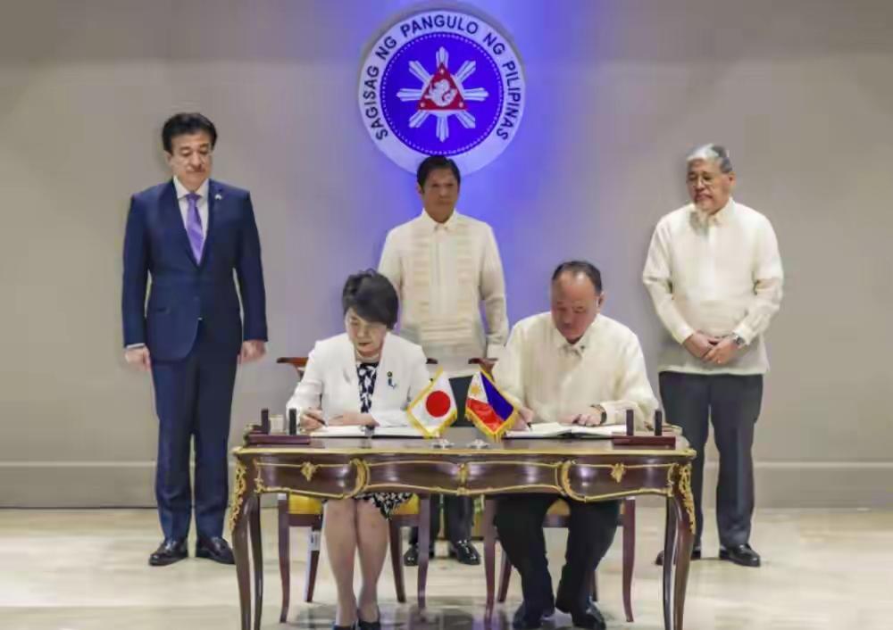 特朗普靠不住，高市开始自救，发展第二个军事盟友，双线挑衅中国。高市早苗心里