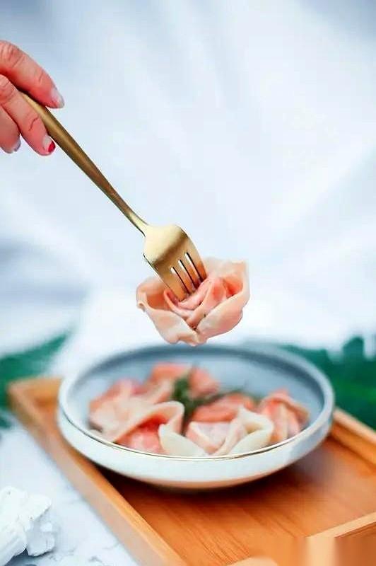 16块钱的馄饨，结账扫了160块转头就跑。老板急赤白脸地追出半条街要退钱，姑娘