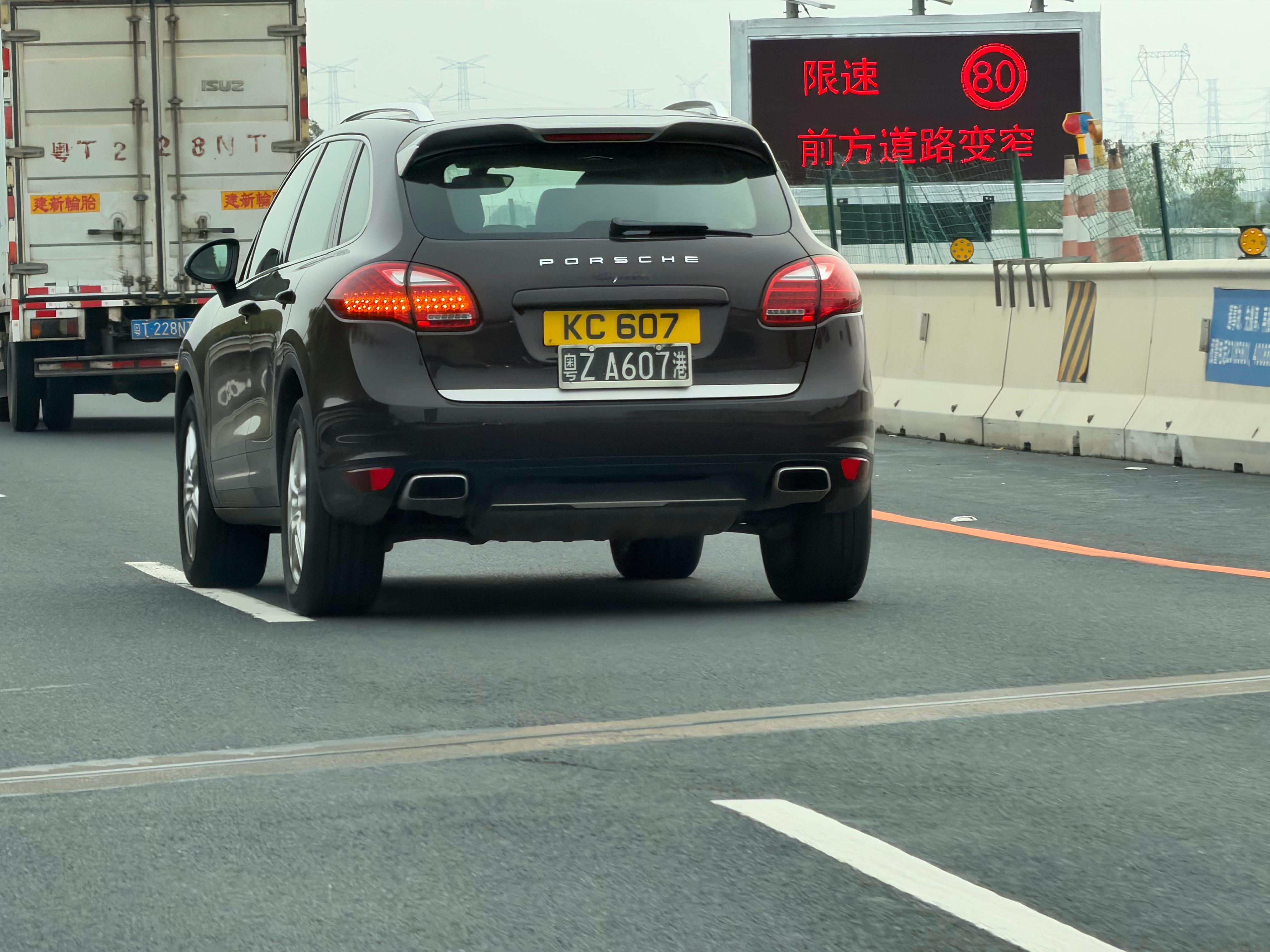 两地牌的车挺帅啊！每天一台进口车深圳