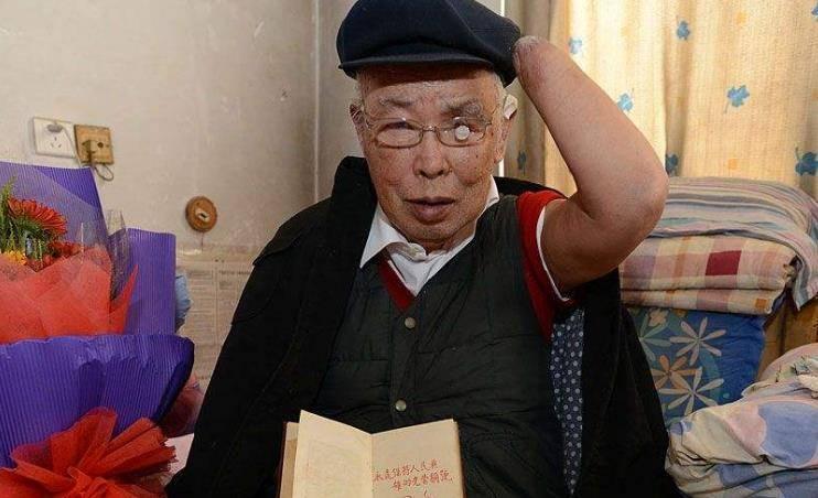他叫朱彦夫，是长津湖战役自己所在连队唯一的幸存者，那年他17岁，头部中弹、腹部穿