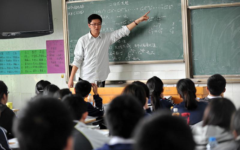 为什么学校里很多老师喜欢当领导？之前帮当班主任的表姐算过一笔账，