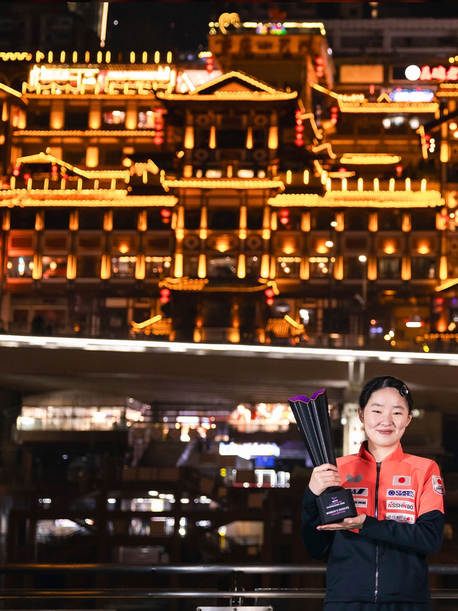 F勒布伦重庆夺冠后发博WTT发了男女组冠军🥇照片。拍得好？非常“重庆”！¹男