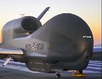 假设日本的全球鹰坠入海中的消息属实，那么外界最关心的问题，恐怕不是“谁捡走了飞机