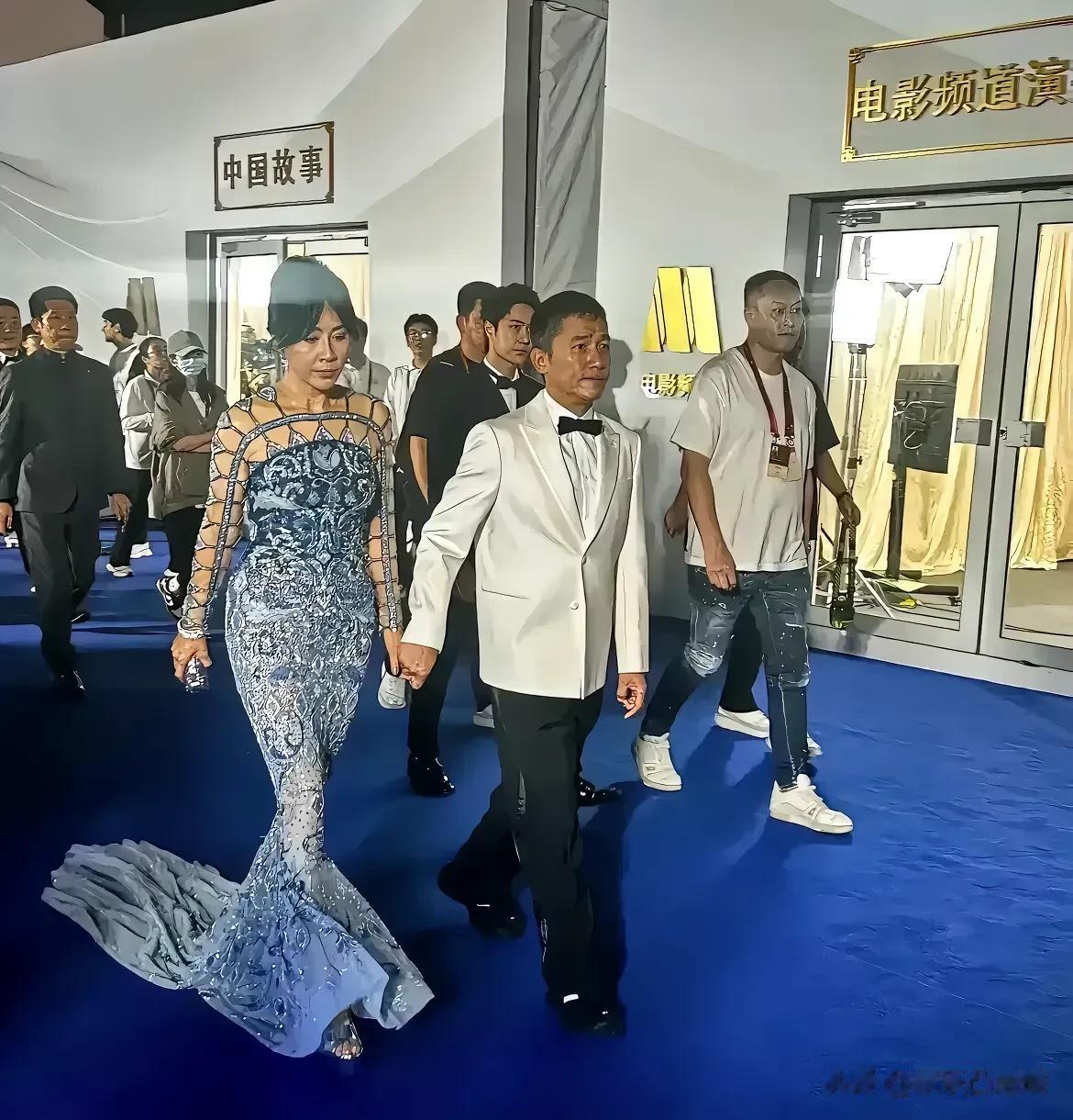 刘嘉玲年纪大了，还是这么喜欢作，总是穿的花里胡哨的，和梁朝伟一点都不配。她内