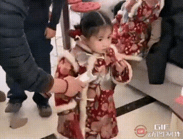 姑娘远嫁，不惜与妈妈断绝来往。五年了，一个电话都没打来。妈妈不得不低下高傲的头