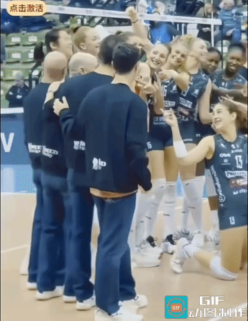 朱婷太幸福了！比赛后合影时，朱婷一贯低调站在边角上，队友们好像心灵相通一般，众星