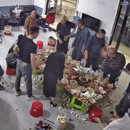 万万没想到。男子邀请亲朋好友在家里聚餐，炒了几十个菜好心招待，可是吃着吃着，一位