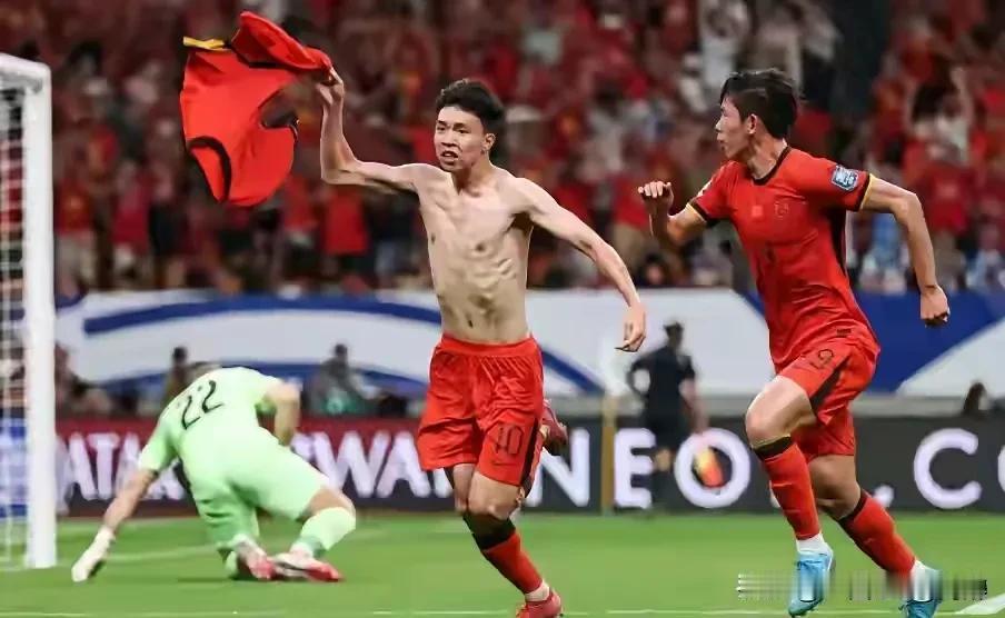 王钰栋进了个点球何以如此狂喜？尽管国足早已无缘世界杯，但是最后一场世界杯亚洲区