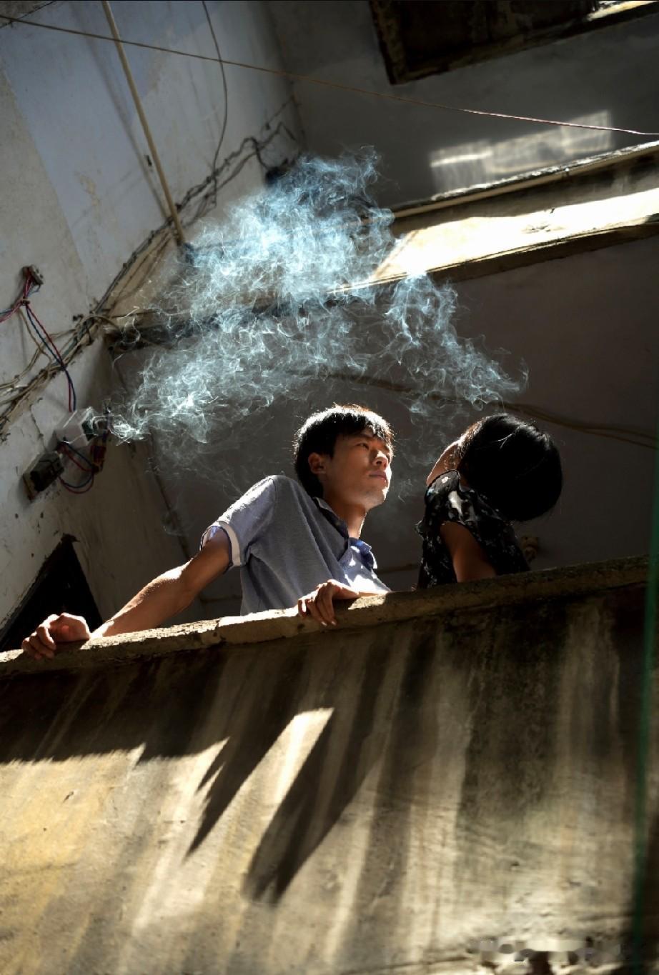 我住的这出租屋，隔音差得跟纸糊的一样。隔壁搬来那对夫妻之前，我晚上最多就是
