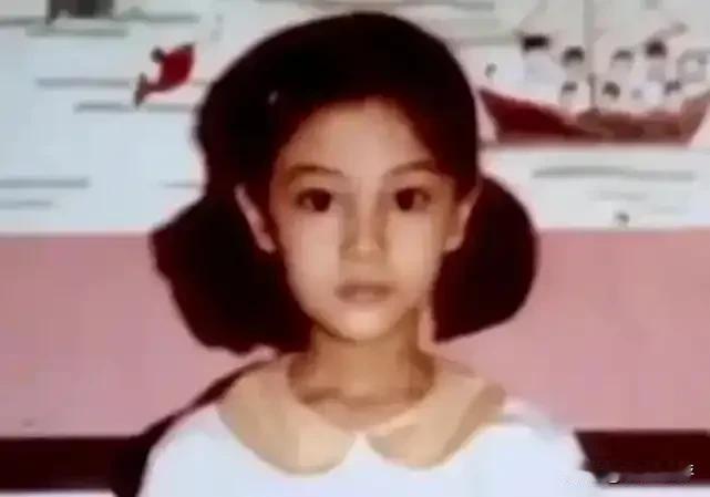 李嘉欣自小就很漂亮，但是小时候其实过得挺不容易的。她1970年出生在澳门，爸爸是