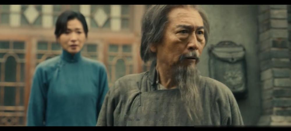 别再吹捧那个老头子的骨气了，我告诉你，那不是风骨，那是表演型自毁。他用命去换一个