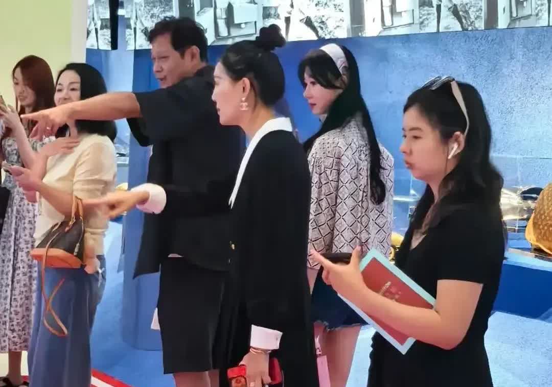 近日，三婚的范志毅趿拉着拖鞋，陪着老婆去逛上海LV展览。他这老婆是跳芭蕾舞的