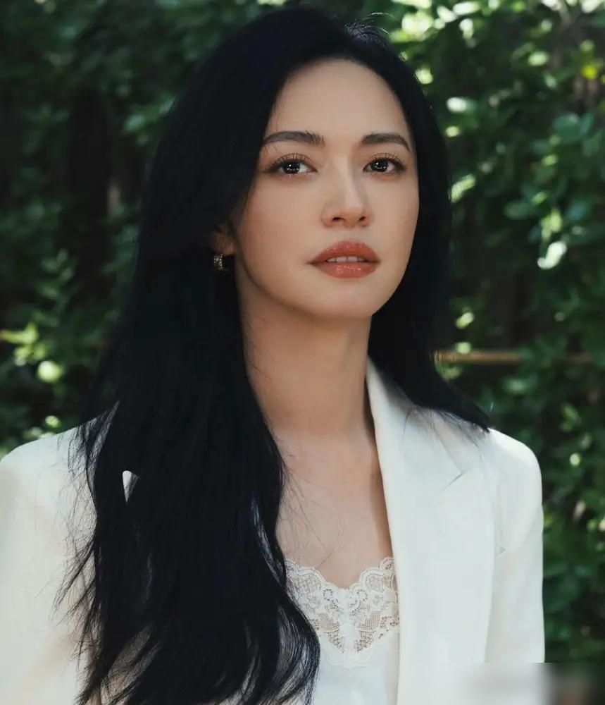 姚晨的姐弟恋，撕开了内娱的遮羞布。你守在屏幕前，就为嗑一口姚晨和白宇的糖。