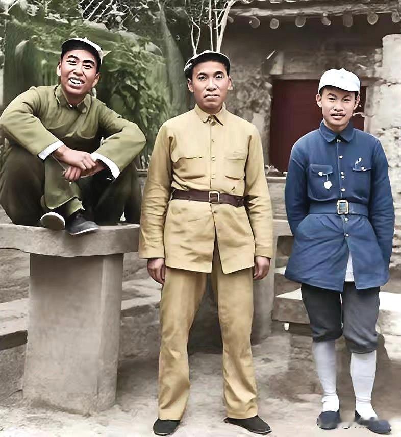 1937年，王震、朱德、关向应在延安合影。1937年全面抗战爆发，国共第二次合