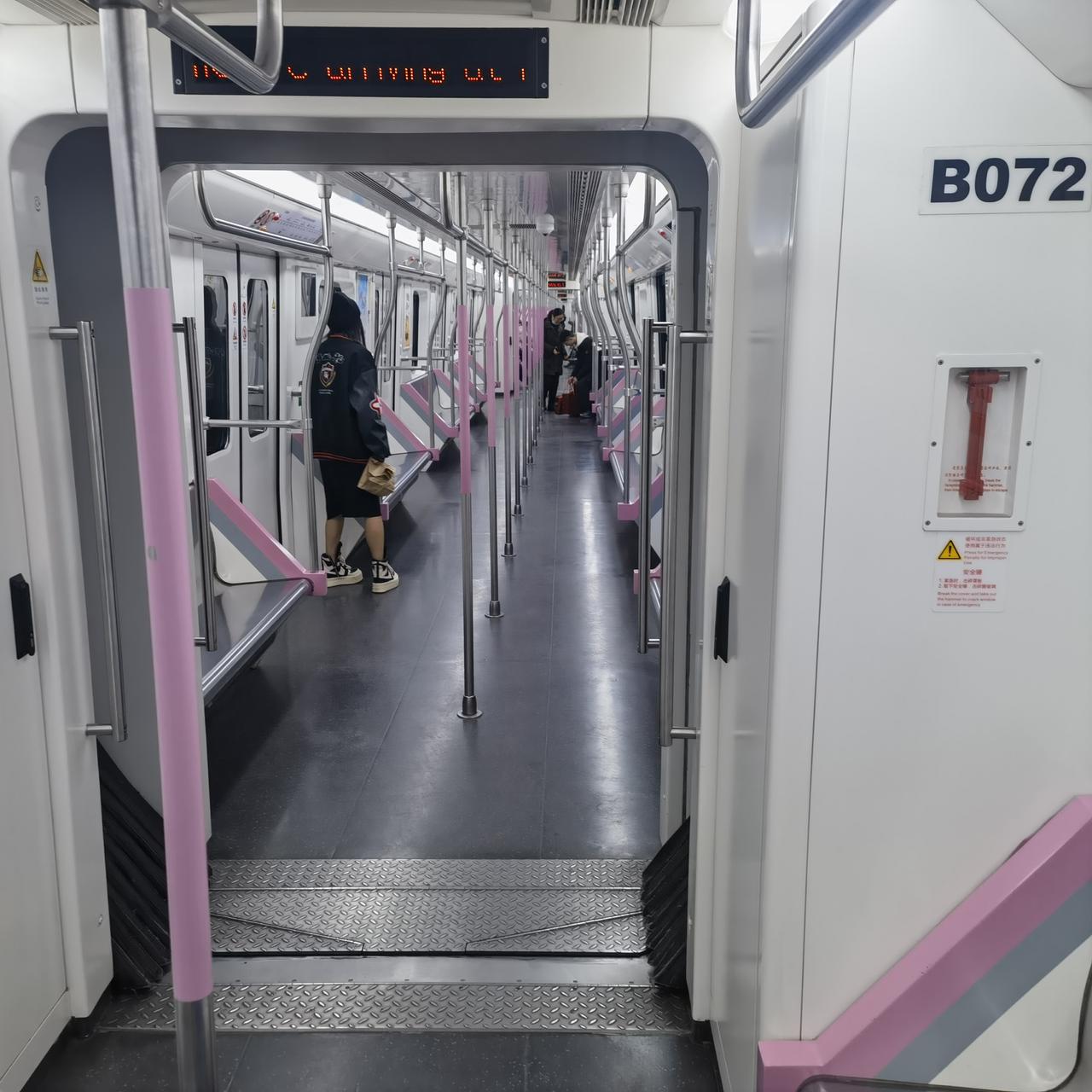 武汉这是咋的了？大年初一走亲访友高峰期，最热门的地铁2号线居然空空荡荡！是昨晚都