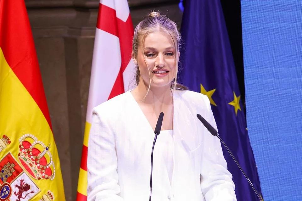 又是让爸妈骄傲的一天！年度赫罗纳公主奖颁奖礼，西班牙未来女王、阿斯图里亚斯女亲
