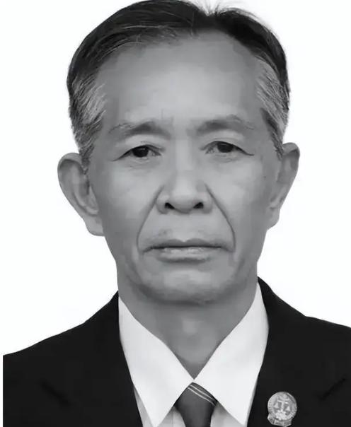 2017年，一退休法官在家休息时，一个老头突然冲进来对其狂砍13刀，退休法官毫无