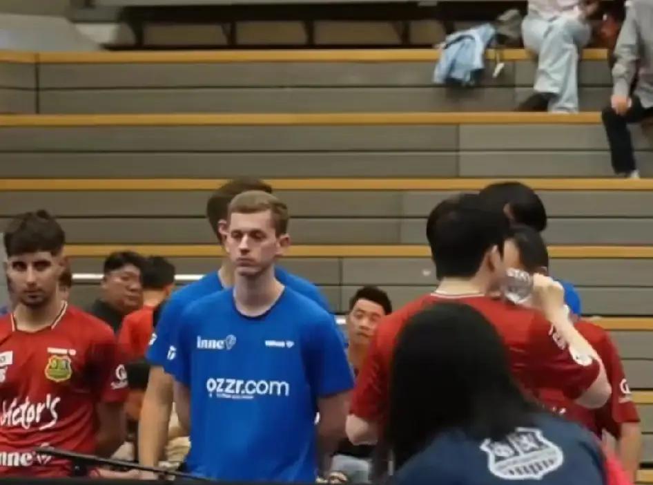 德国乒乓球的比赛场馆，观众席是没有座椅的，都是随便坐在台阶上或者站在后面看。也就