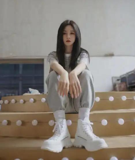 32岁沈梦辰少女感爆棚！裤脚塞进袜子里，意外拉长比例超显腿长