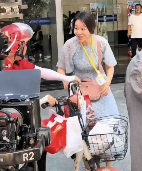 活久见！闫妮居然在华强北送外卖？深圳人别激动！哎哟喂，这两天深圳朋友圈炸了！