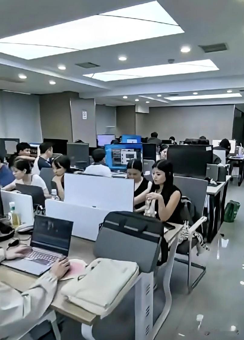 亲戚家的一个表哥,学历985,大厂背景光环,也没有逃过40岁年龄魔咒被裁员,最后