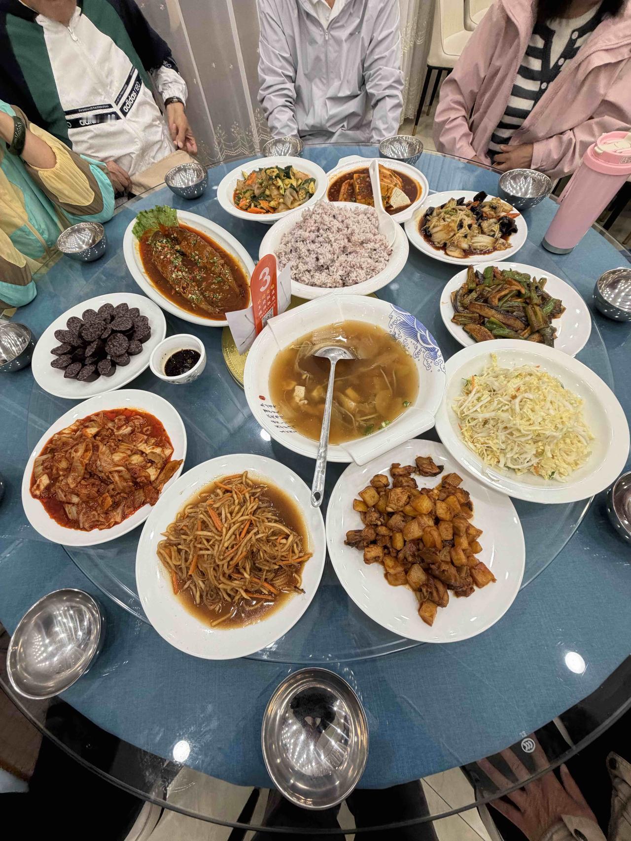 昨天晚上，我们西安东北旅游团，在吉林省珲春市区的王府饭店吃团餐。这家餐厅，提供