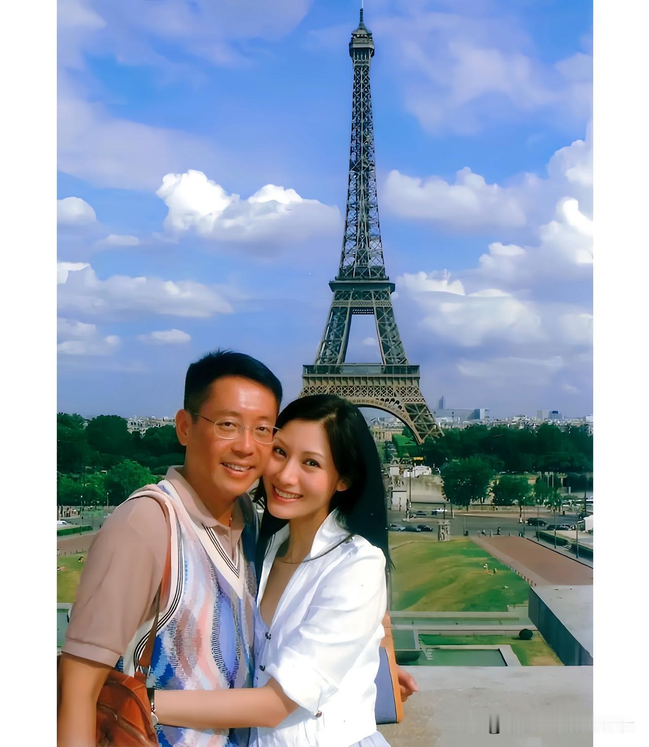 这是许晋亨与李嘉欣热恋时期在巴黎的一张合影，拍摄于二零零六年。那时候许晋亨四十四