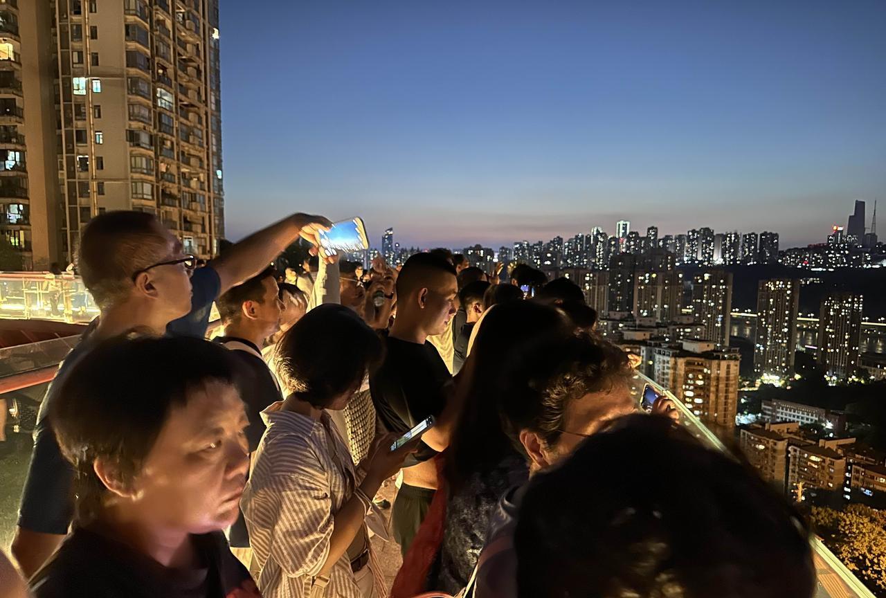 万万没想到，白天空无一人的重庆铜元之光观景平台，在9月14日晚上涌入好多个外省旅
