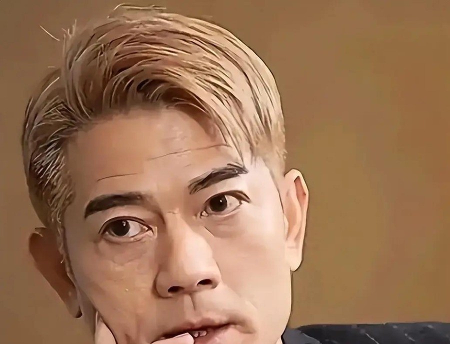 方媛上综艺抢了男生区唯一带独立卫生间的单人间，让9个男明星共用一个厕所。徐志胜多次委婉提醒她换房，方