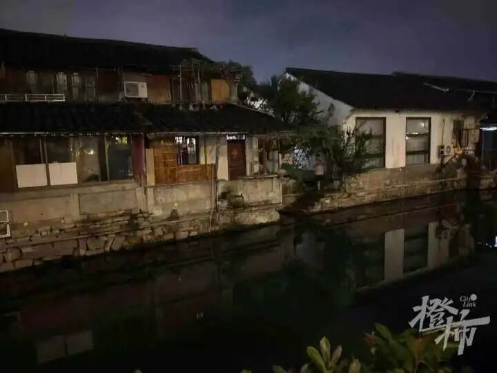 葫芦娃爷爷”连夜把7个葫芦全剪了：游客人数暴增，奶奶头晕病发，担心安全问题；当地文旅发声新闻始末浙江