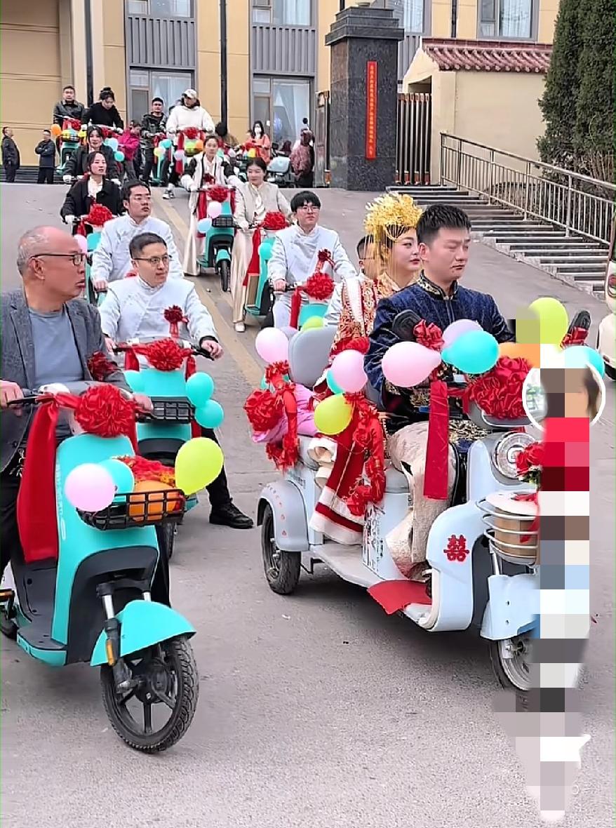 我的婚礼我做主00后电动车接亲爆火！这届年轻人真的是把婚礼过成了自己想要的样