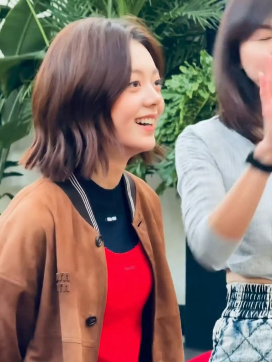 赵今麦短发亮相MiuMiu文学俱乐部对谈，清甜文艺书卷气