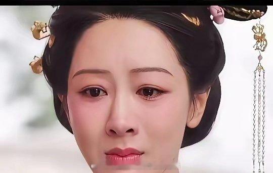 杨紫在《国色芳华》里的眉毛，对比景甜的司藤多少有点画虎不成了，造型师怎么想的…​