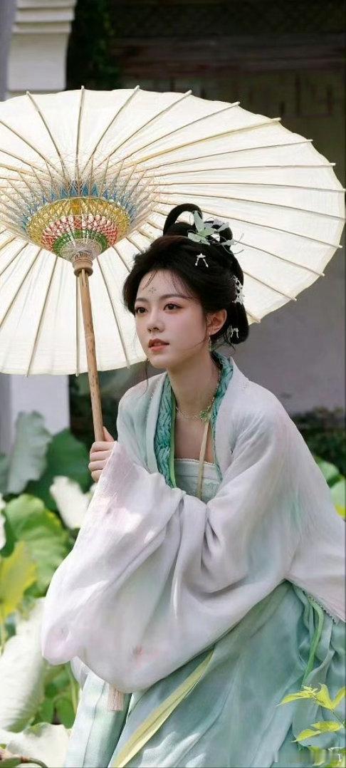 赵今麦一念江南粉衣造型《一念江南》的妆造真的太会了！赵今麦这一身粉衣路透，看着软