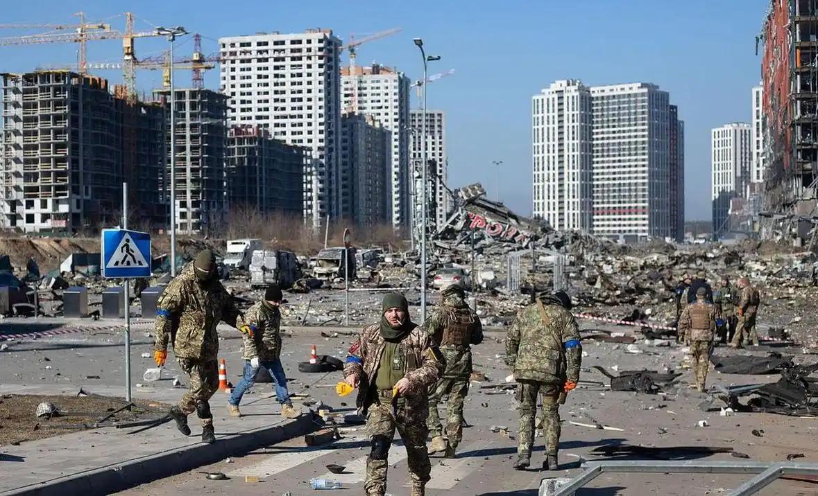 俄军战机又掉下来了！打了整四年的俄乌战争，彻底打破现代空战的铁律。那些被吹上天的