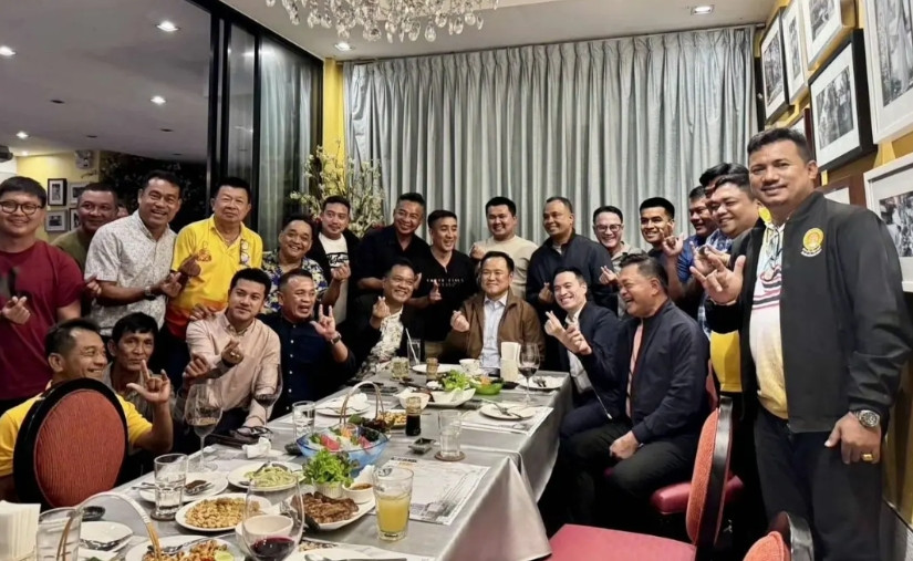 阿努廷前脚背刺佩通坦，在录音门后第一时间退出了为泰党政府，让为泰党政府失去了执政