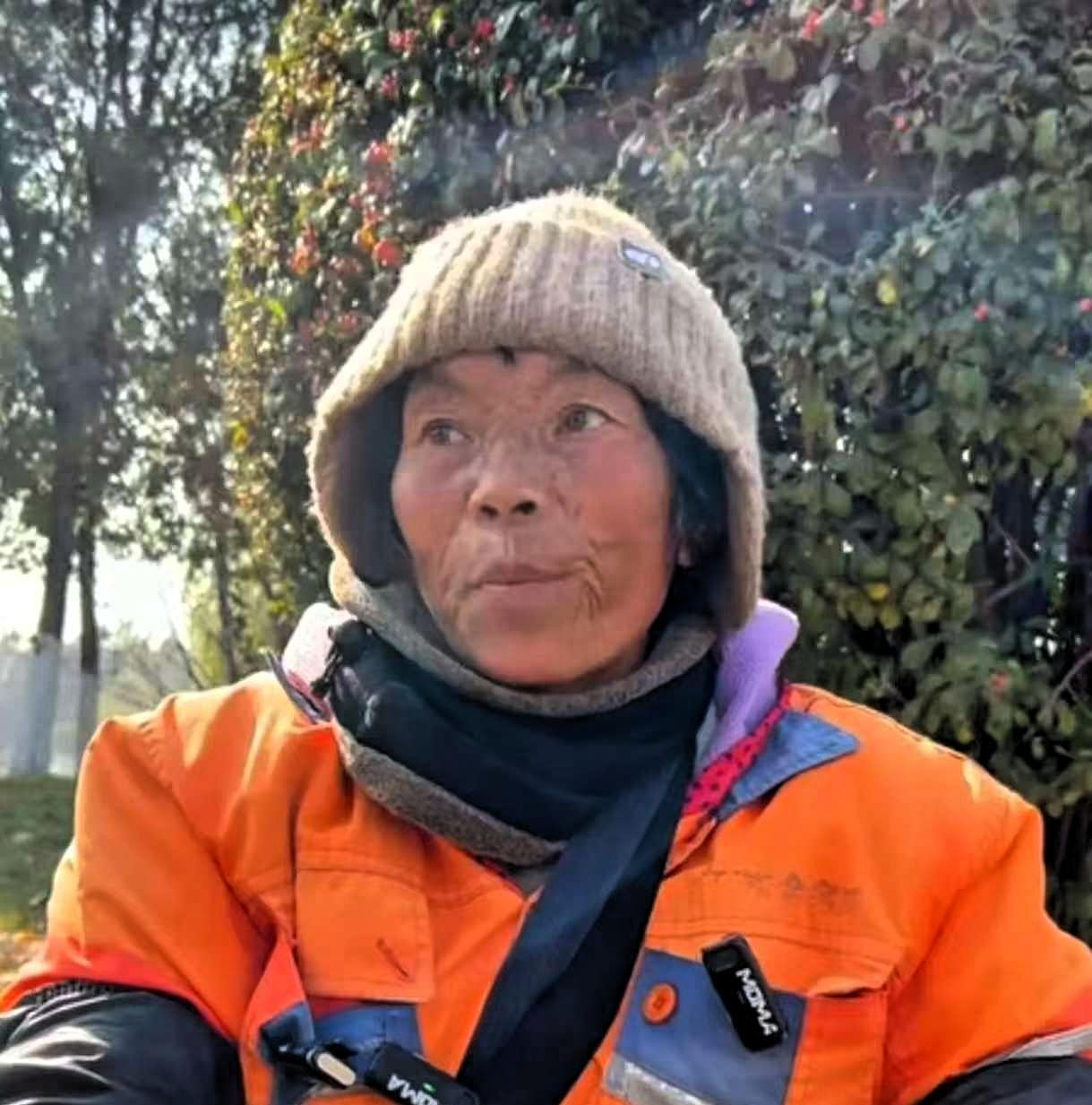 59岁的环卫工人，一个月工资2300，都交给儿子，她坦言：“不交的话，儿媳