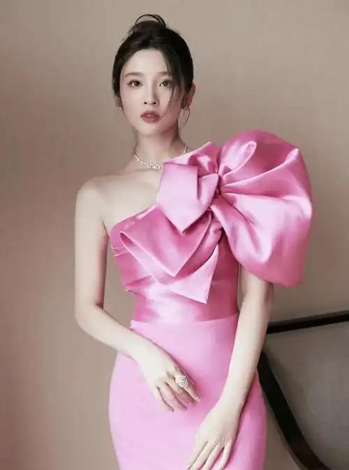 4月3日，唐艺昕在《乘风2026》初舞台直播前采中，首次公开了自己近4年未拍戏的