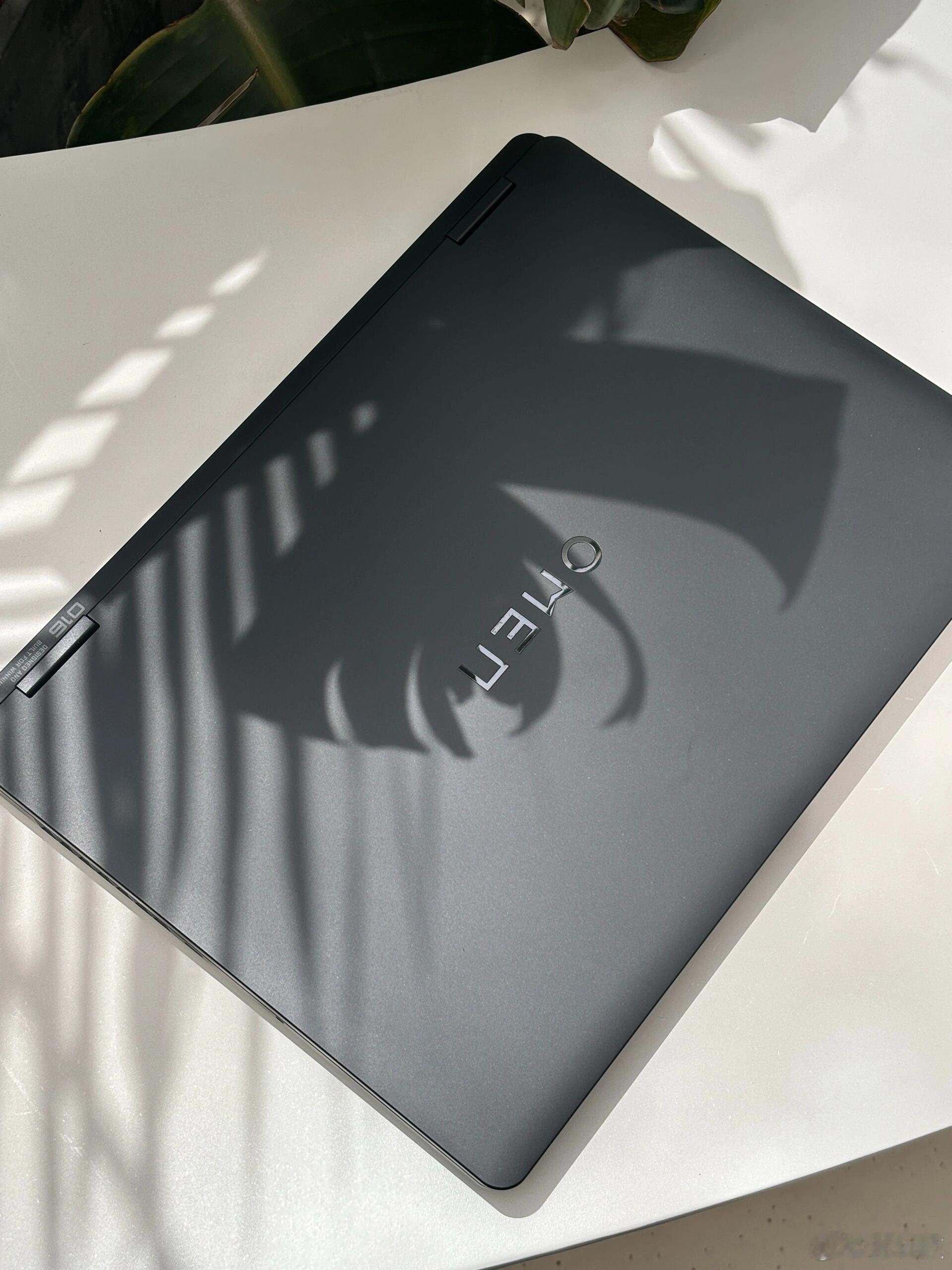 惠普暗影精灵111.性能确实顶，但风扇起飞玩大型游戏高画质很流畅，但风扇直接化