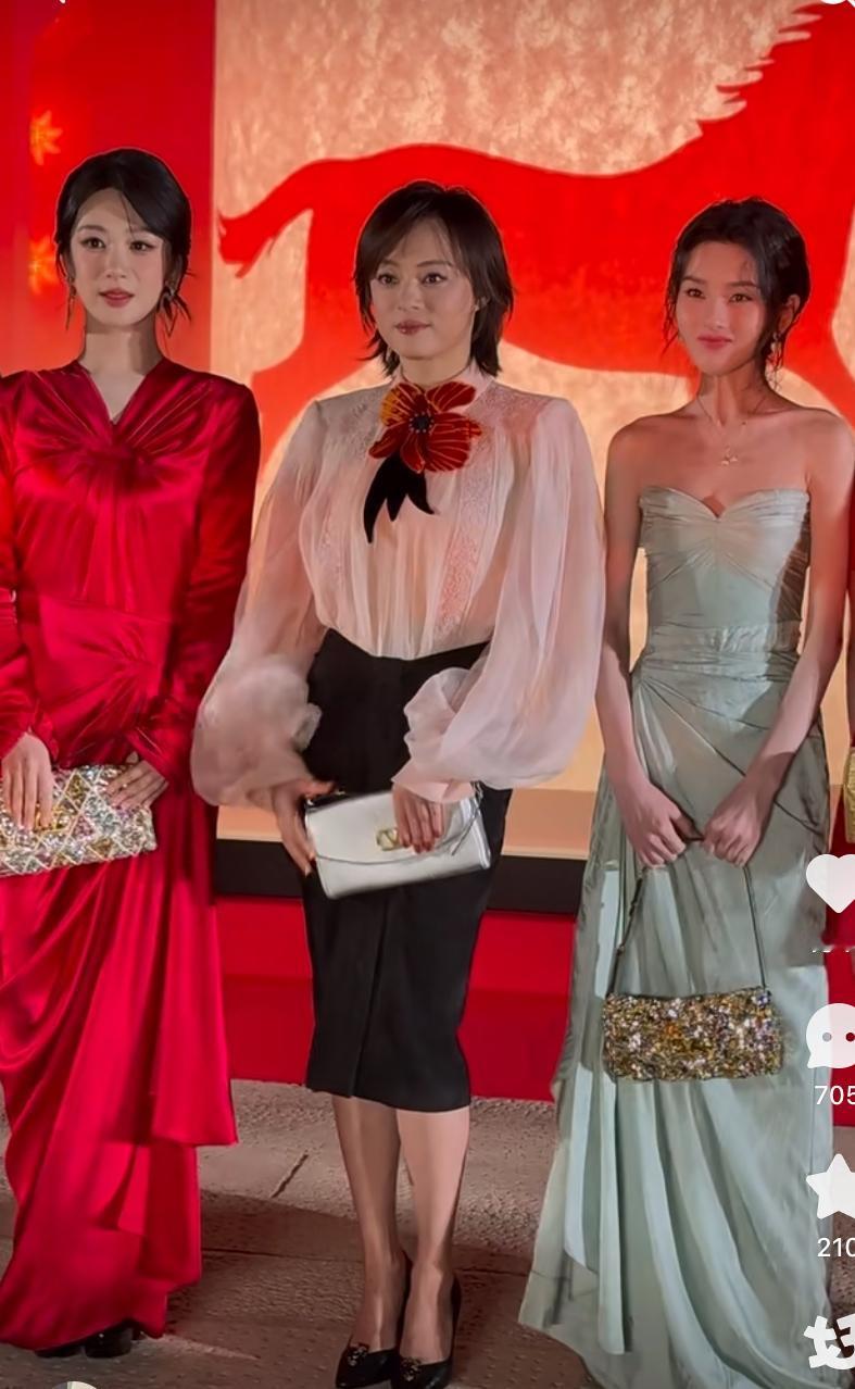 朋友说杨紫的颜值是不是被低估了，看宋祖儿的美貌都被吹成啥样了，结果和杨紫一同框，