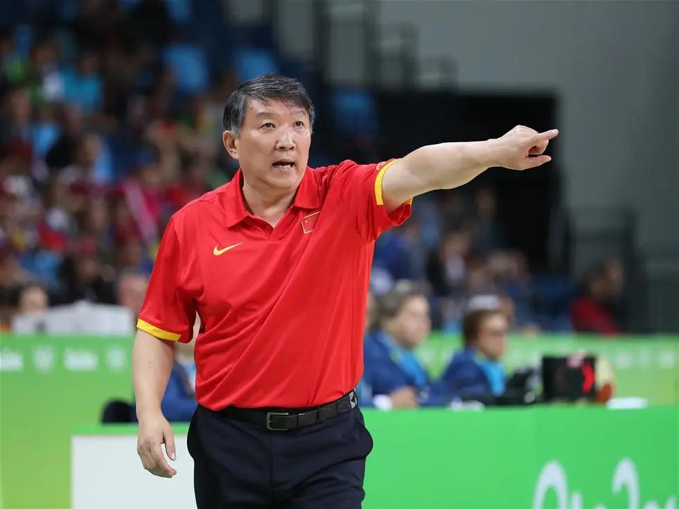 都在骂宫鲁鸣，那现在谁来接女篮？郑薇当时知道22年就是最后一舞了，所以人家后来自