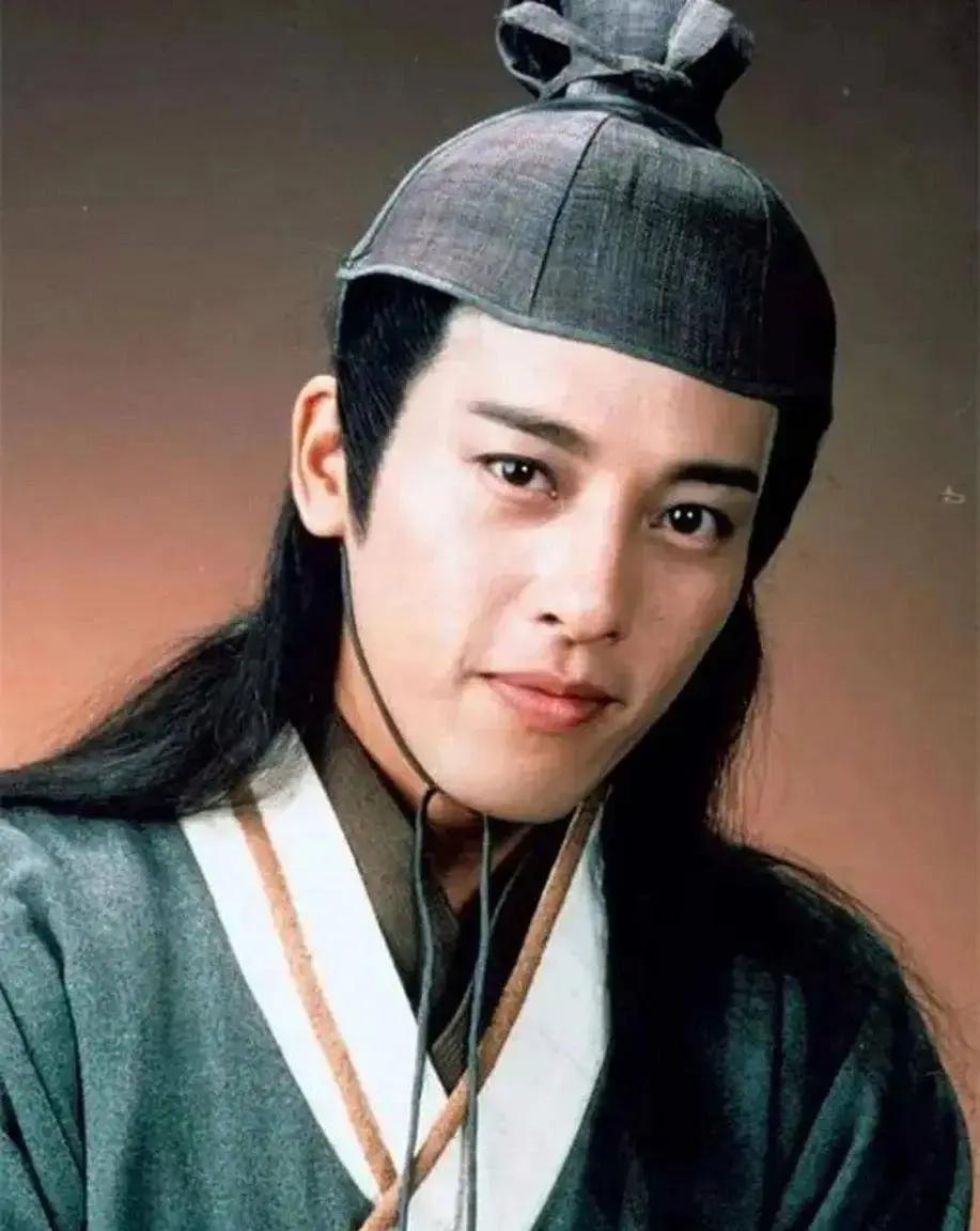 东方不败一根绣花针把令狐冲任我行向问天上官云全挡回去，黑木崖顶快得只剩残影。