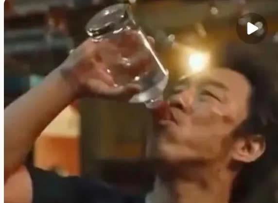 他终究只是个匆匆过客，一名普通的男子。他被诊断为晚期癌症，决定放弃治疗，